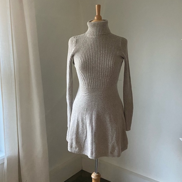 Cozy Abercrombie Dress - Picture 2 of 8